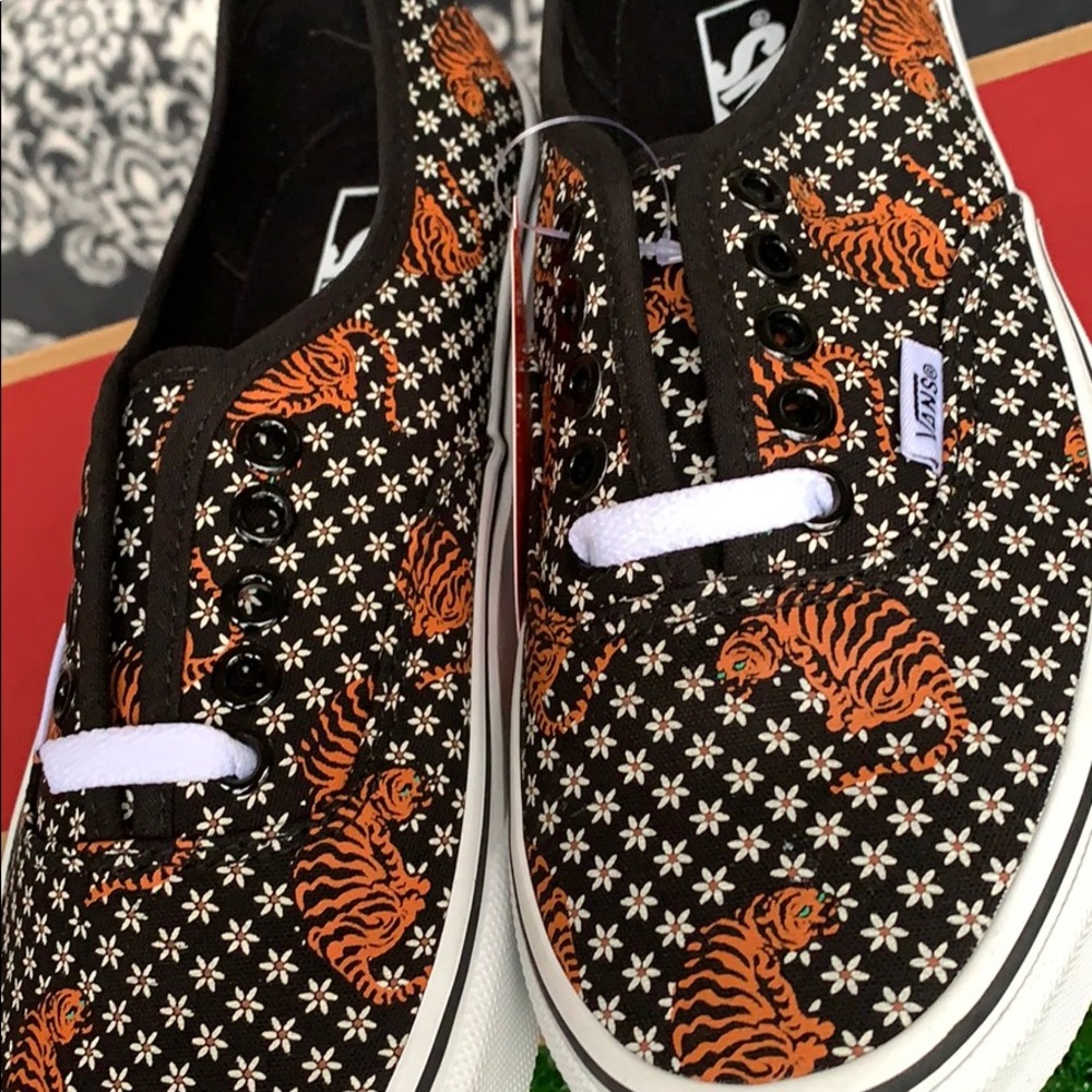 VANS AUTHENTIC TIGER FLORAL BLACK/TRUE WHITE WMNS - Picture 9 of 16